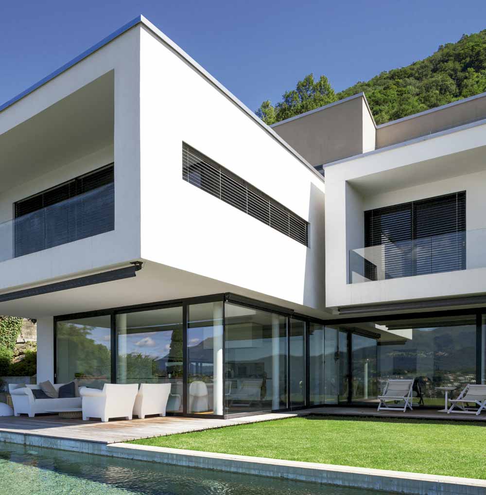 Casa moderna con piscina en el exterior